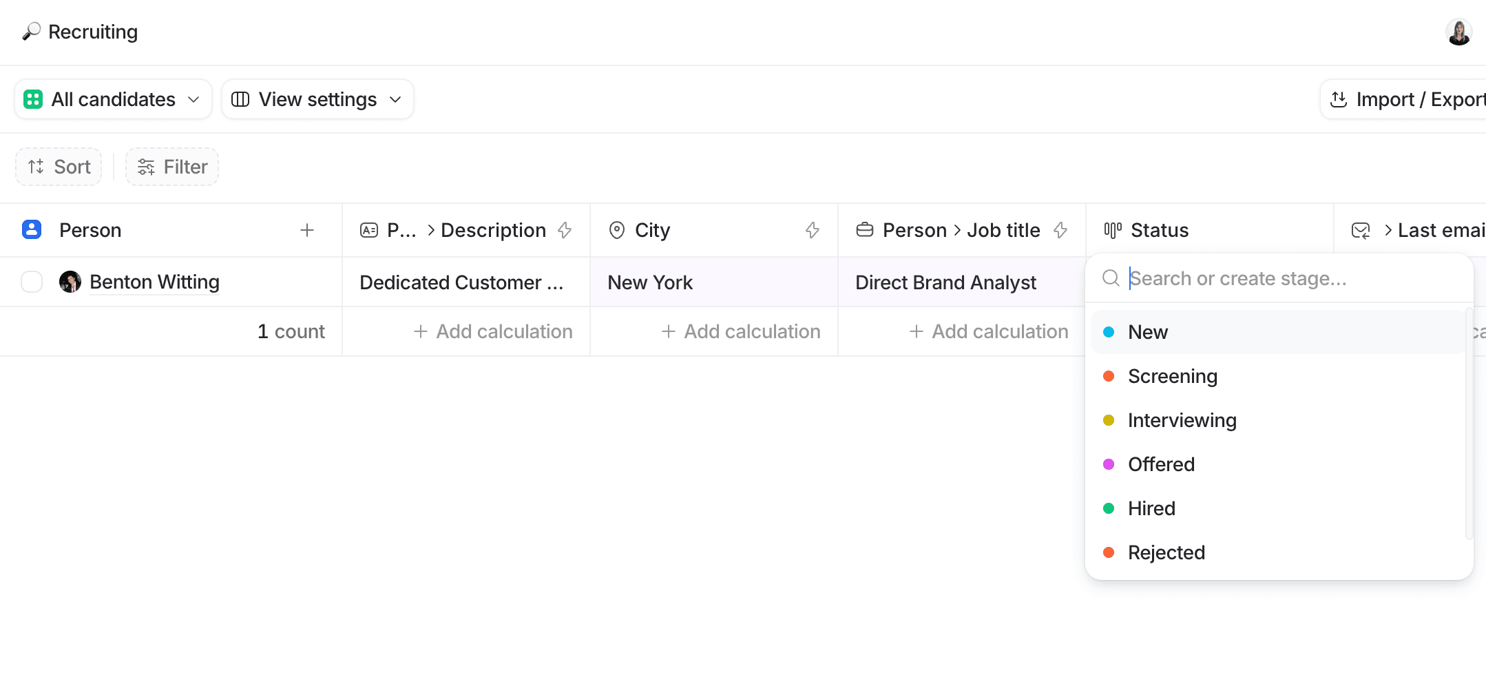 Recruitment table with columns for person, description, city, job title, and status. Dropdown menu on the right with option to select status.
